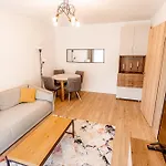 B&v 203 Coresi - Stylish Near Mall Apartment *
