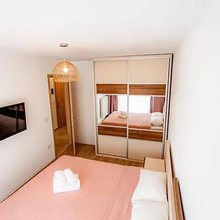 דירה B&v 203 Coresi - Modern Flat With Parking *