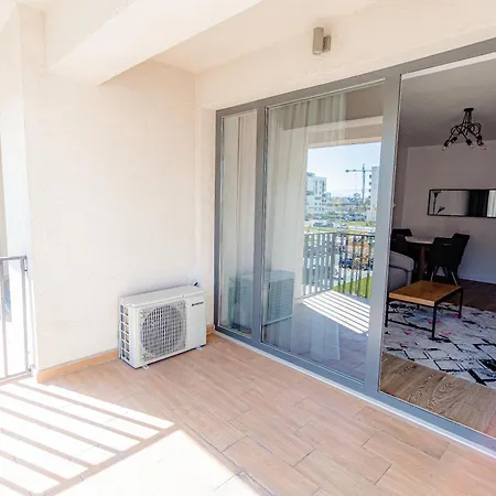 B&v 203 Coresi - Modern Flat With Parking شقة *