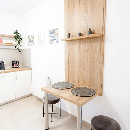 B&v 203 Coresi - Modern Flat With Parking *