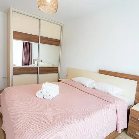 شقة B&v 203 Coresi - Modern Flat With Parking