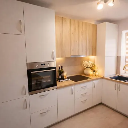 B&v 203 Coresi - Modern Flat With Parking شقة